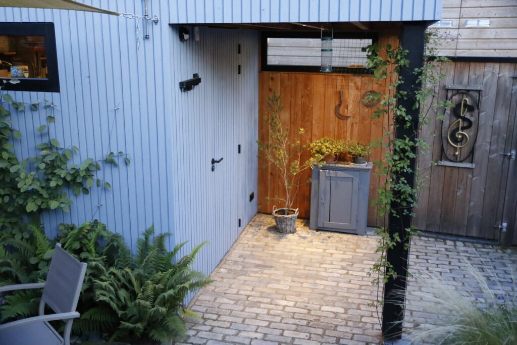 blauw tuinhuis met overkapping