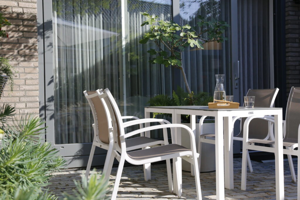 compacte zithoek in de zon 